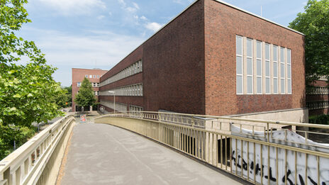 Photo with a view from the bridge over the Rheinlanddamm to a building of the Fachhochschule Dortmund at Max-Ophüls-Platz.