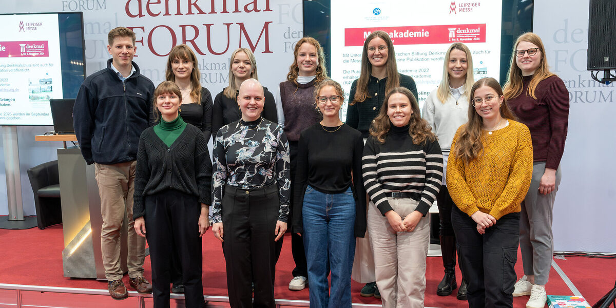 Gruppenfoto der Preisträgerinnen der auf der Bühne der Messeakademie 2024.