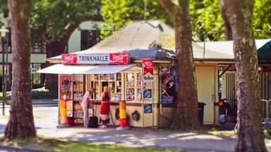 Blick auf eine kleine Trinkhalle / Büdchen