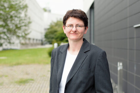 Portrait of Prof. Dr. Gabriele Dennert __ Portrait of Prof. Dr. Gabriele Dennert