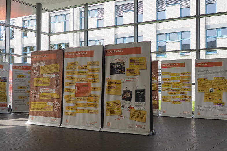 Impressions of the exhibition "75 years of social work at the Dortmund location". You can see some of the charts exhibited in the picture in the Kostbar.