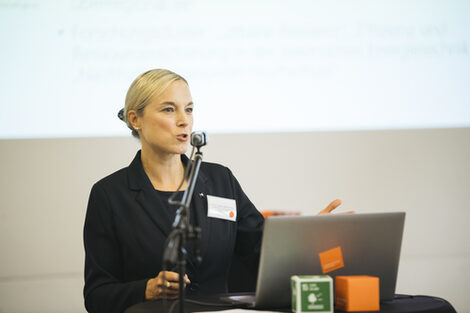 Eine Person spricht in ein Mikro.