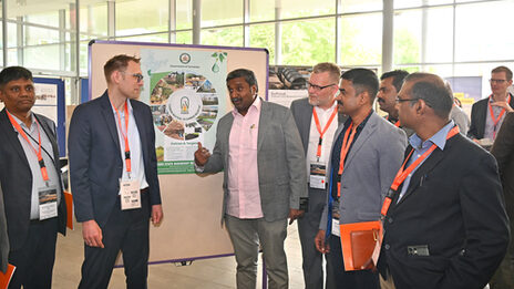 Menschen verschiedener Nationen tauschen sich bei der Internationalen Summer Convention über Projekte und Kooperationen aus.