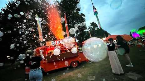 Der FH-Oldtimer mit einer angestrahlten Nebelfontäne und vielen Seifenblasen.