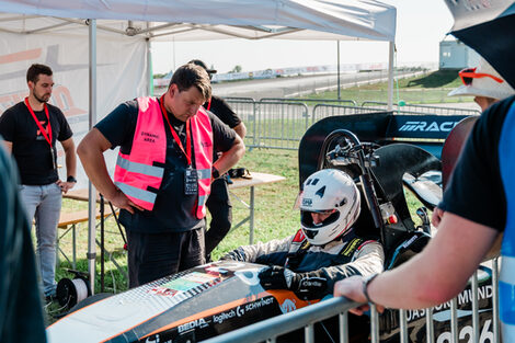 Menschen stehen um den Rennwagen der FH