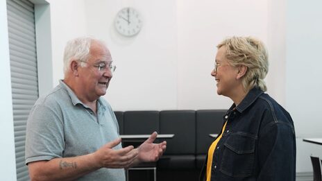 Zwei Personen im Gespräch