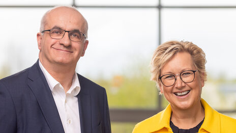 Zwei Personen nebeneinander