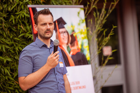 Dr. Sven Becker beim Sommerfest als Gewinner des Promotionspreises 2024