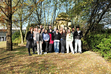 Gruppenfoto der Studierenden und Lehrenden auf der Wiese vor dem Gebäude des Fachbereichs.