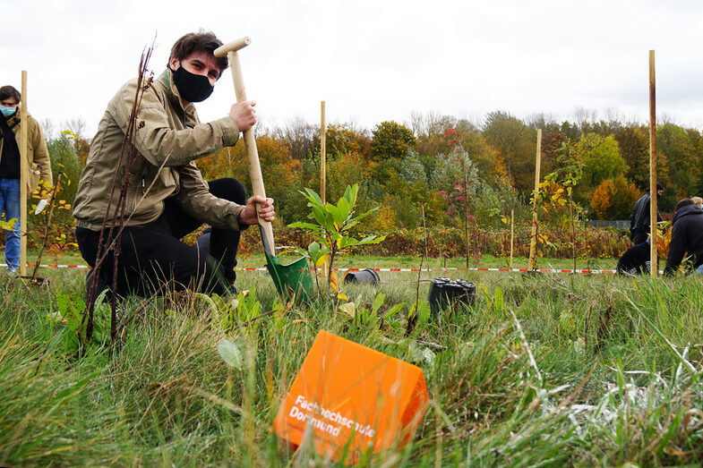 First semester student at the planting campaign of the Faculty of Architecture