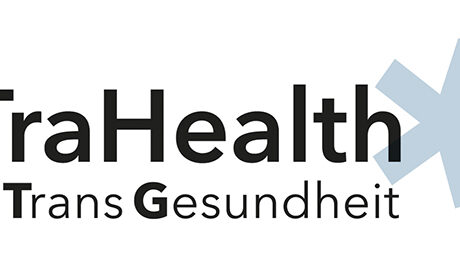 Links befindet sich eine eckige, nach rechts gerichtete Klammer, welche sowohl in einer oberen Zeile das Wort „InTraHealth“ einklammert als auch in einer unteren Zeile die Wortfolge Inter Trans Gesundheit. Auf der rechten Seite der Worte befinden sich zwei überlappende Symbol-Sterne in hellblau und in hellgrün. Der hellblaue Symbol-Stern überlappt den Text, der hellgrüne Symbol-Sterne überlappt den hellblauen