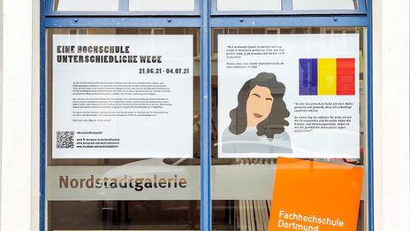 Windows of the Nordstadtgalerie with illustrated student portraits