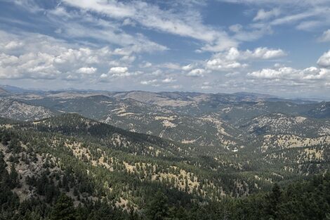 You can see a low mountain range with rocks near Boulder in the USA