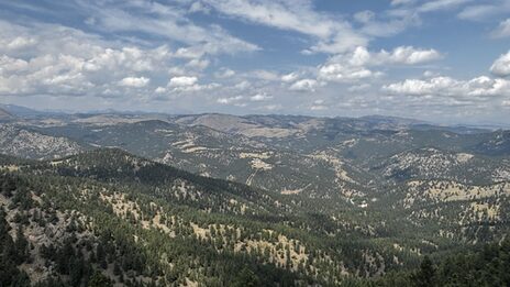 Zu sehen ist ein Mittelgebirge mit Felsen in der Nähe von Boulder in den USA