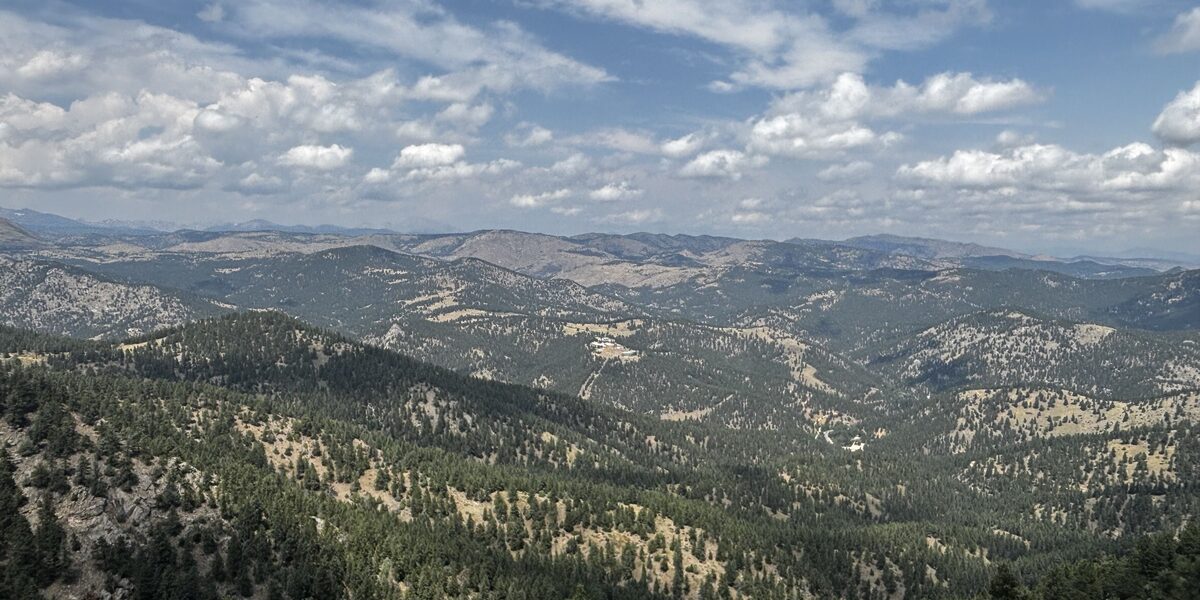 You can see a low mountain range with rocks near Boulder in the USA