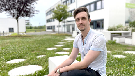 Portrait photo showing Marius Wecker on the campus of Fachhochschule Dortmund.