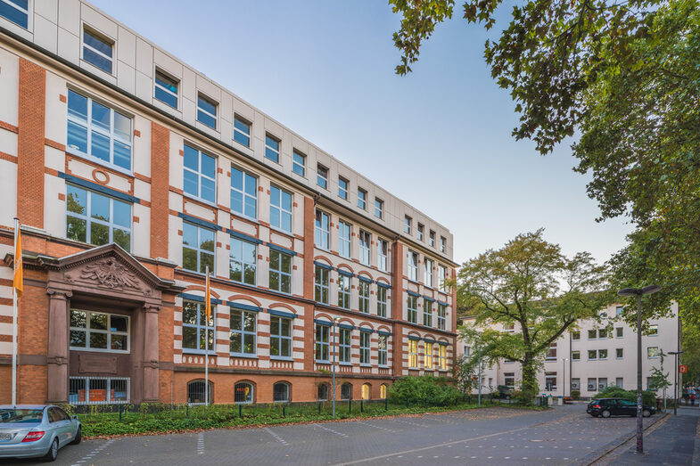 Photograph of the old building on Sonnenstrasse.