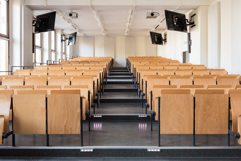 Raumaufnahme eines kleineren Hörsaals.__Room view of a smaller lecture hall.