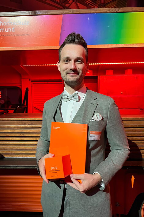 Der Preisträger des Promotionspreises 2024 mit seiner Urkunde